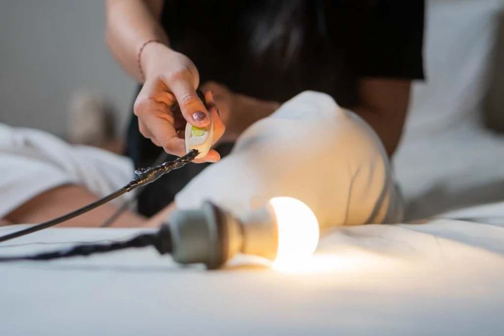 Une personne qui allume une ampoule LED qui scintille
