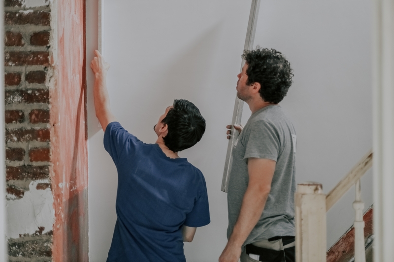 artisans qui regardent un mur
