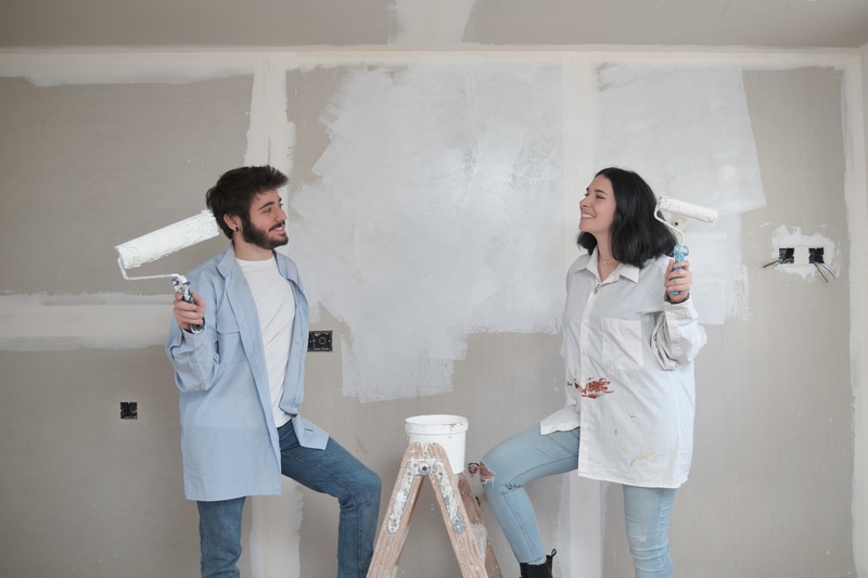 couple qui peint un mur